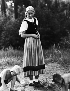 dirndl1933_R.jpg